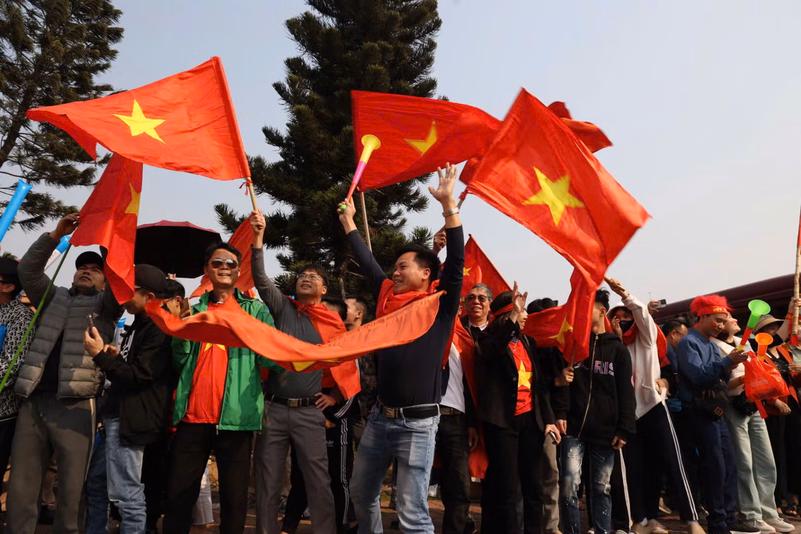 Dòng người hô vang "Việt Nam vô địch".