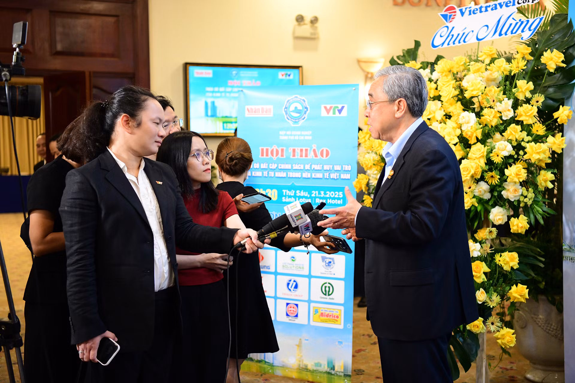 Ông Nguyễn Ngọc Hòa, Chủ tịch Hiệp hội Doanh nghiệp Thành phố Hồ Chí Minh trả lời phỏng vấn báo chí bên lề hội thảo.