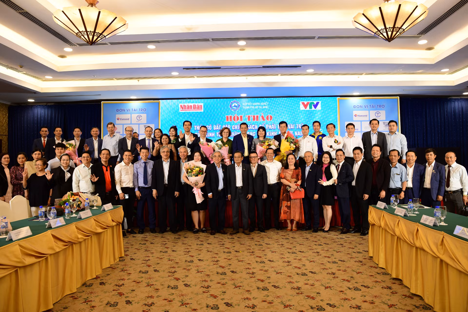 Các đại biểu chụp hình kỷ niệm.