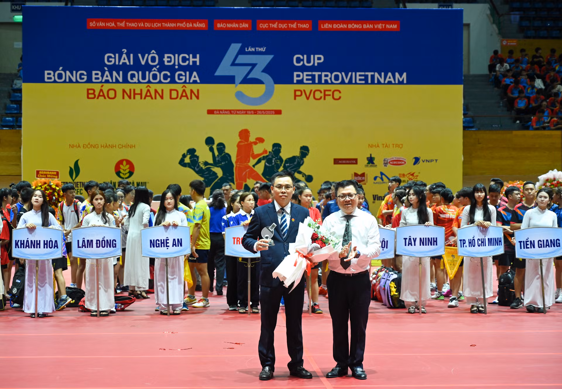 Đồng chí Lê Quốc Minh tặng hoa và kỷ niệm chương nhằm tri ân nhà đồng hành chính là Công ty cổ phần Phân bón Dầu khí Cà Mau đã có nhiều năm đồng hành cùng giải đấu.