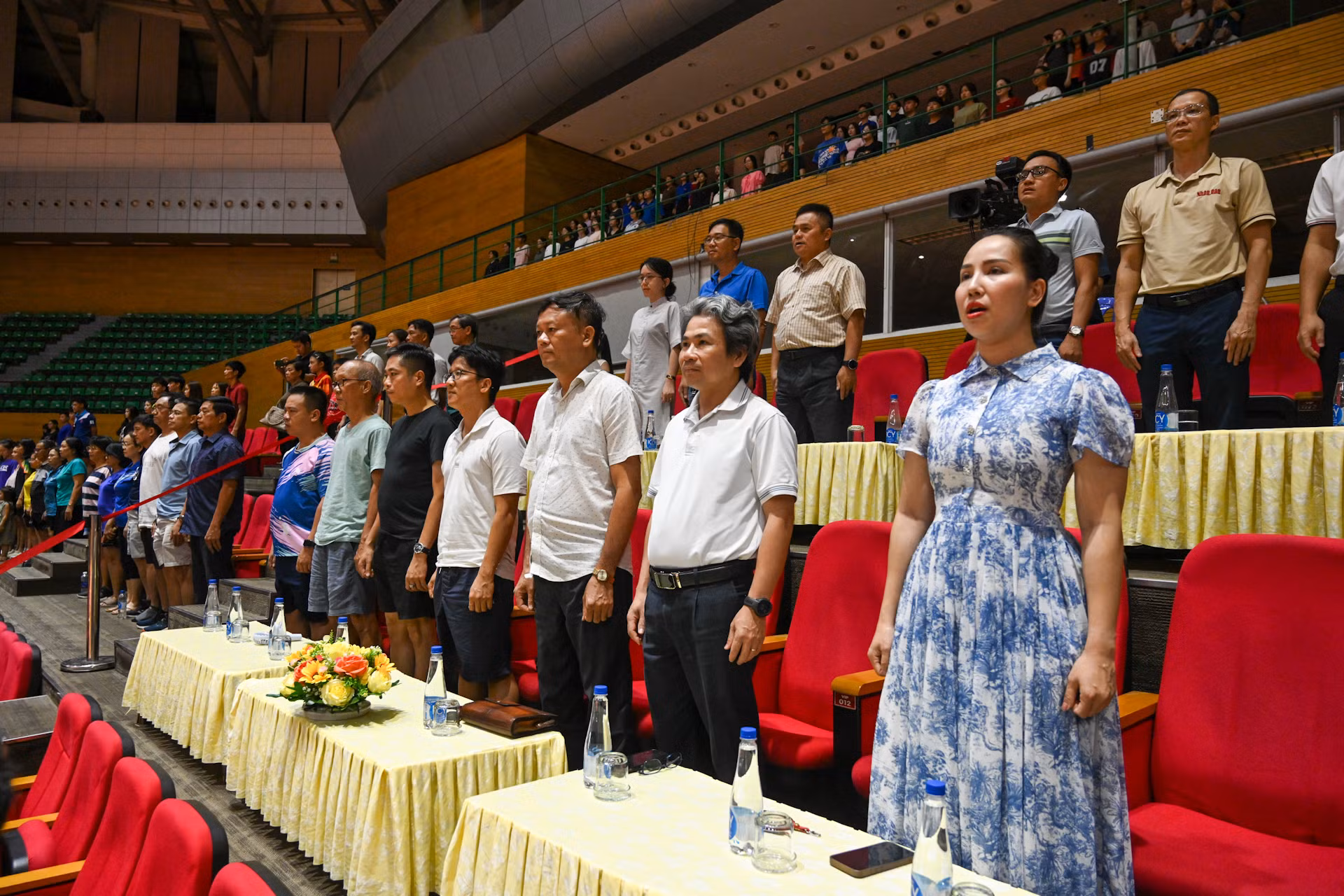 Các đại biểu thực hiện nghi thức chào cờ. Các đại biểu thực hiện nghi thức chào cờ.