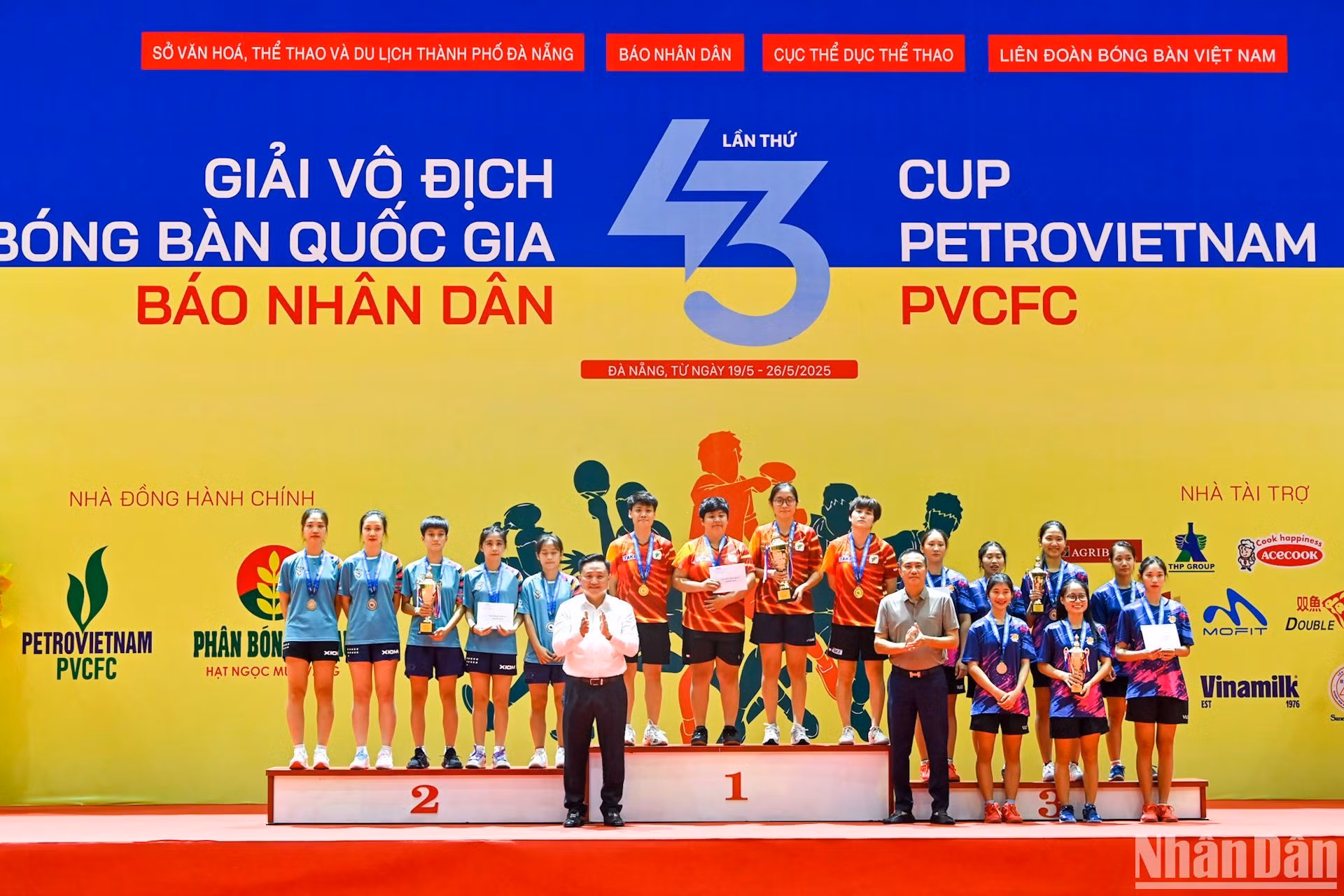 Đại diện Ban tổ chức trao huy chương và cúp cho các đội đoạt giải tại nội dung đồng đội nữ. (Ảnh: DUY LINH)