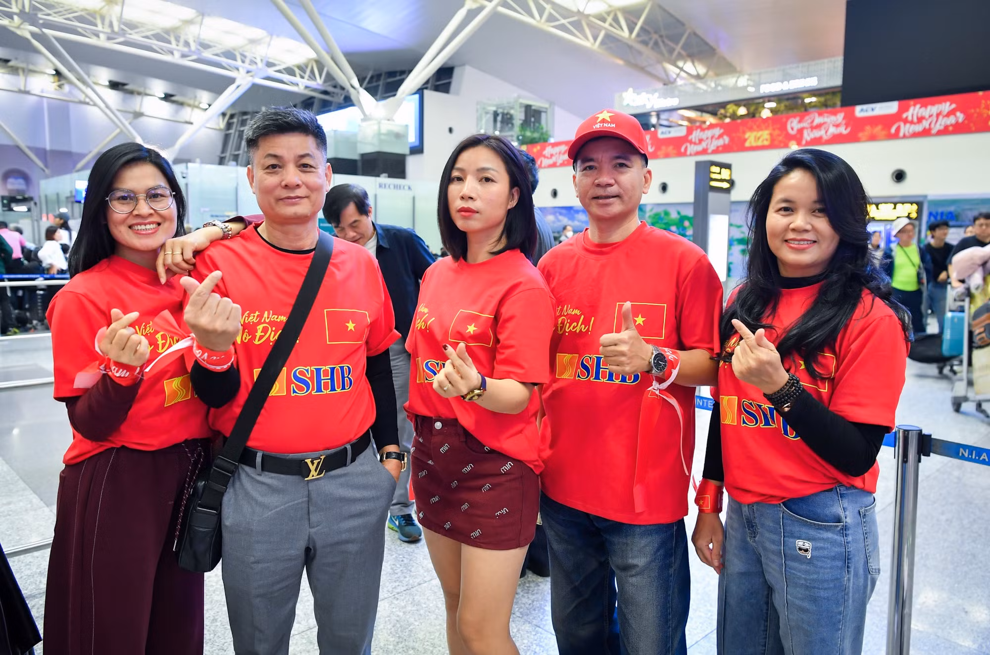 Tại sân bay, người hâm mộ đã sẵn sàng để bắt chuyến bay sang thành phố Bangkok (Thái Lan). Tại sân bay, người hâm mộ đã sẵn sàng để bắt chuyến bay sang thành phố Bangkok (Thái Lan).