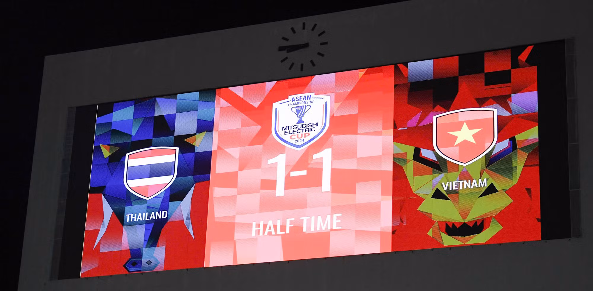 Hiệp 1 kết thúc với tỷ số hòa 1-1. Hiệp 1 kết thúc với tỷ số hòa 1-1.