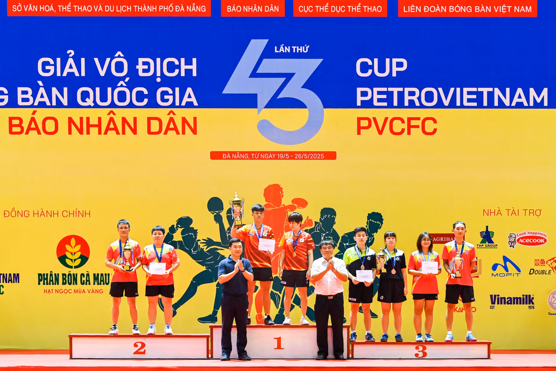 Đại diện Ban tổ chức trao huy chương và cúp cho các đội đoạt giải tại nội dung đôi nam-nữ. Đại diện Ban tổ chức trao huy chương và cúp cho các đội đoạt giải tại nội dung đôi nam-nữ.