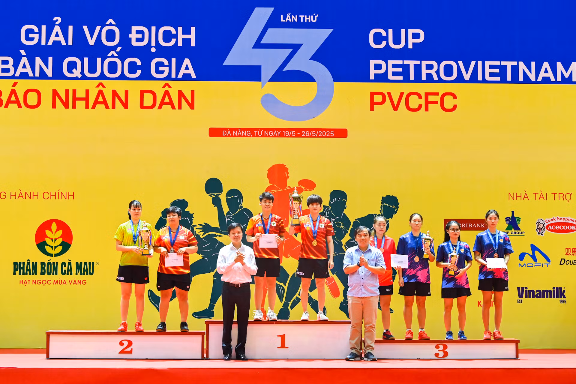 Đại diện Ban tổ chức trao huy chương và cúp cho các đội đoạt giải tại nội dung đôi nữ. Đại diện Ban tổ chức trao huy chương và cúp cho các đội đoạt giải tại nội dung đôi nữ.