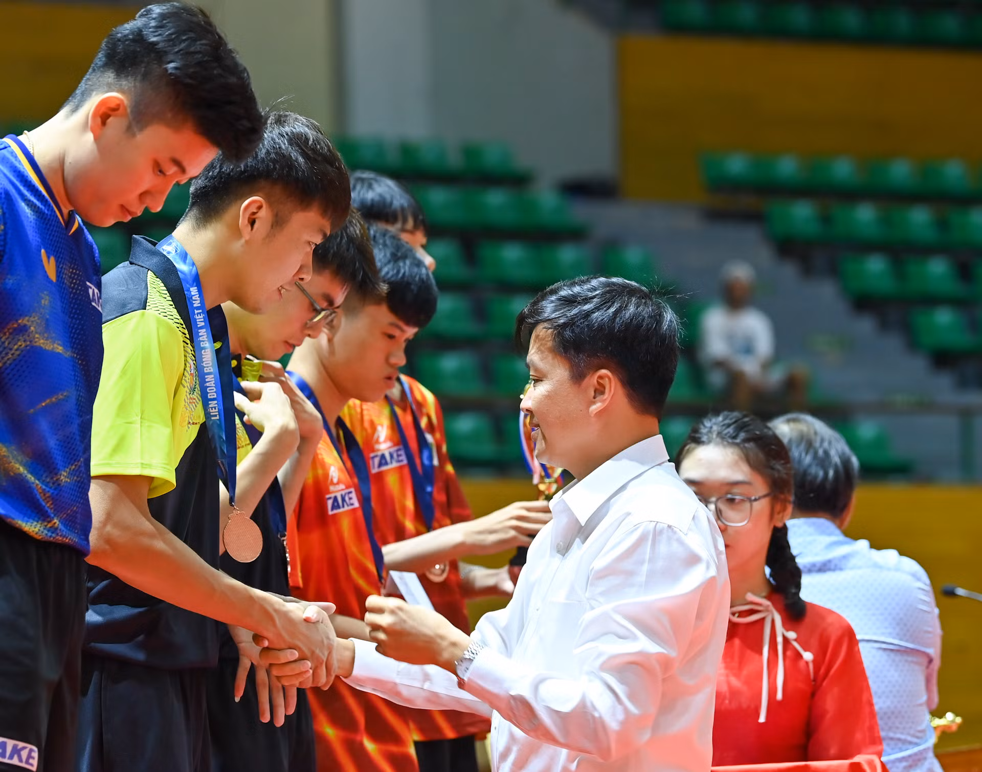 Đồng chí Tạ Quang Dũng - Trưởng Ban Văn hóa-Xã hội Báo Nhân Dân, Trưởng Ban tổ chức Giải trao huy chương và cúp cho các đội đoạt giải tại nội dung đôi nam. Đồng chí Tạ Quang Dũng - Trưởng Ban Văn hóa-Xã hội Báo Nhân Dân, Trưởng Ban tổ chức Giải trao huy chương và cúp cho các đội đoạt giải tại nội dung đôi nam.