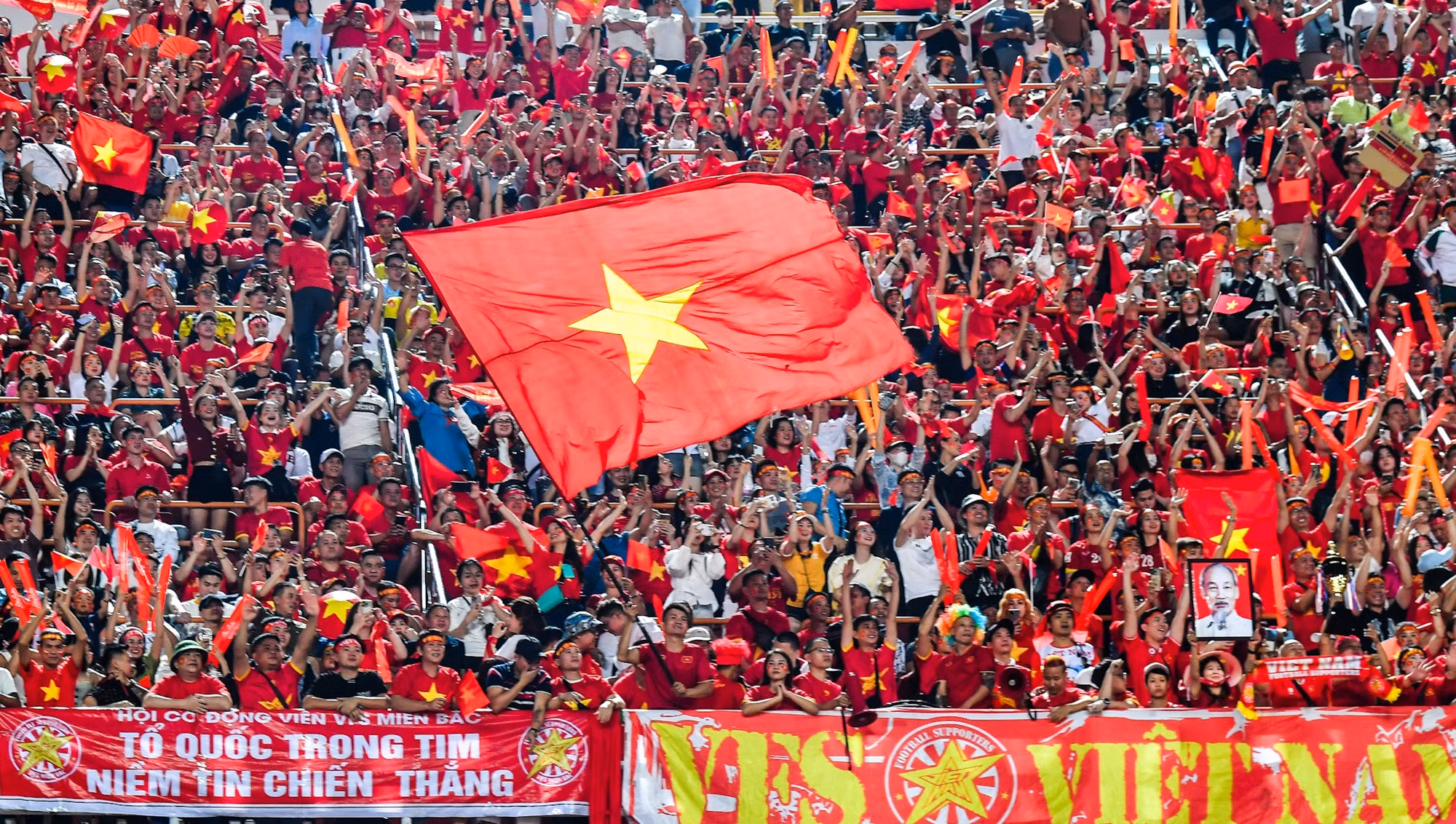 Quốc kỳ Việt Nam bay trên sân vận động Rajamangala.