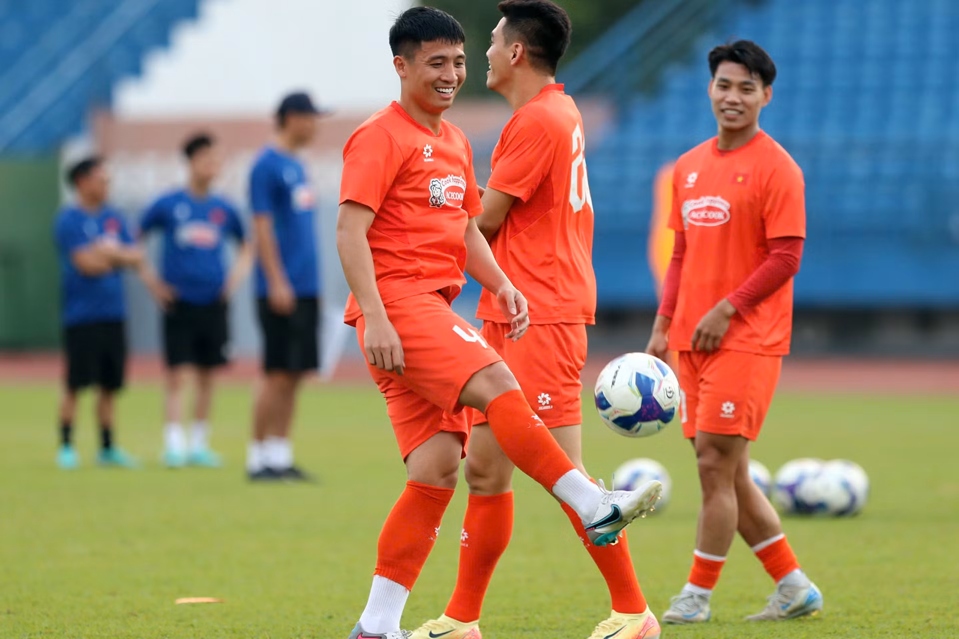 Trung vệ Bùi Tiến Dũng tập tâng bóng.
