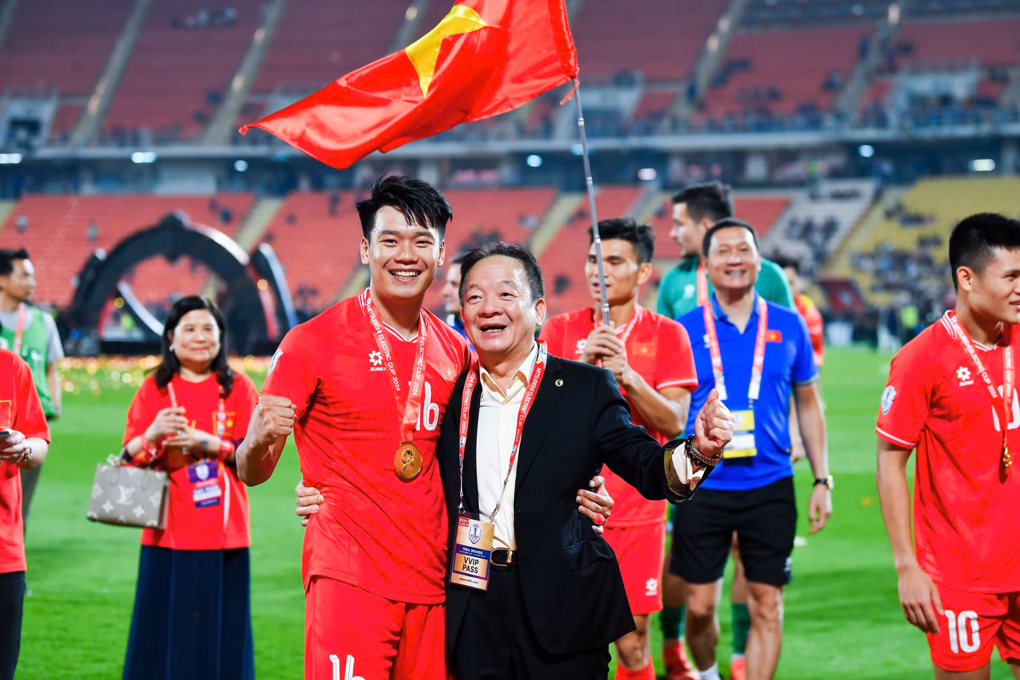"Bầu Hiển" xuống sân chúc mừng các tuyển thủ Việt Nam. "Bầu Hiển" xuống sân chúc mừng các tuyển thủ Việt Nam.
