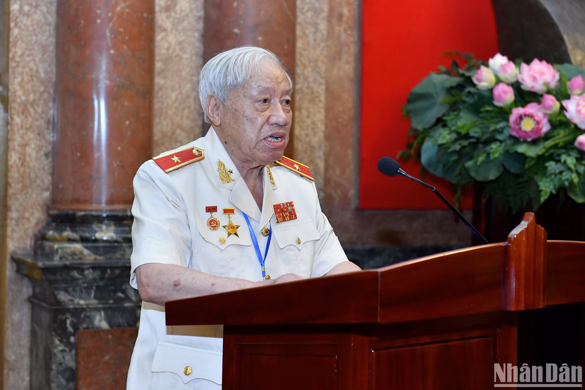Thiếu tướng, Anh hùng Lực lượng vũ trang nhân dân Phan Văn Lai phát biểu cảm tưởng tại buổi gặp.