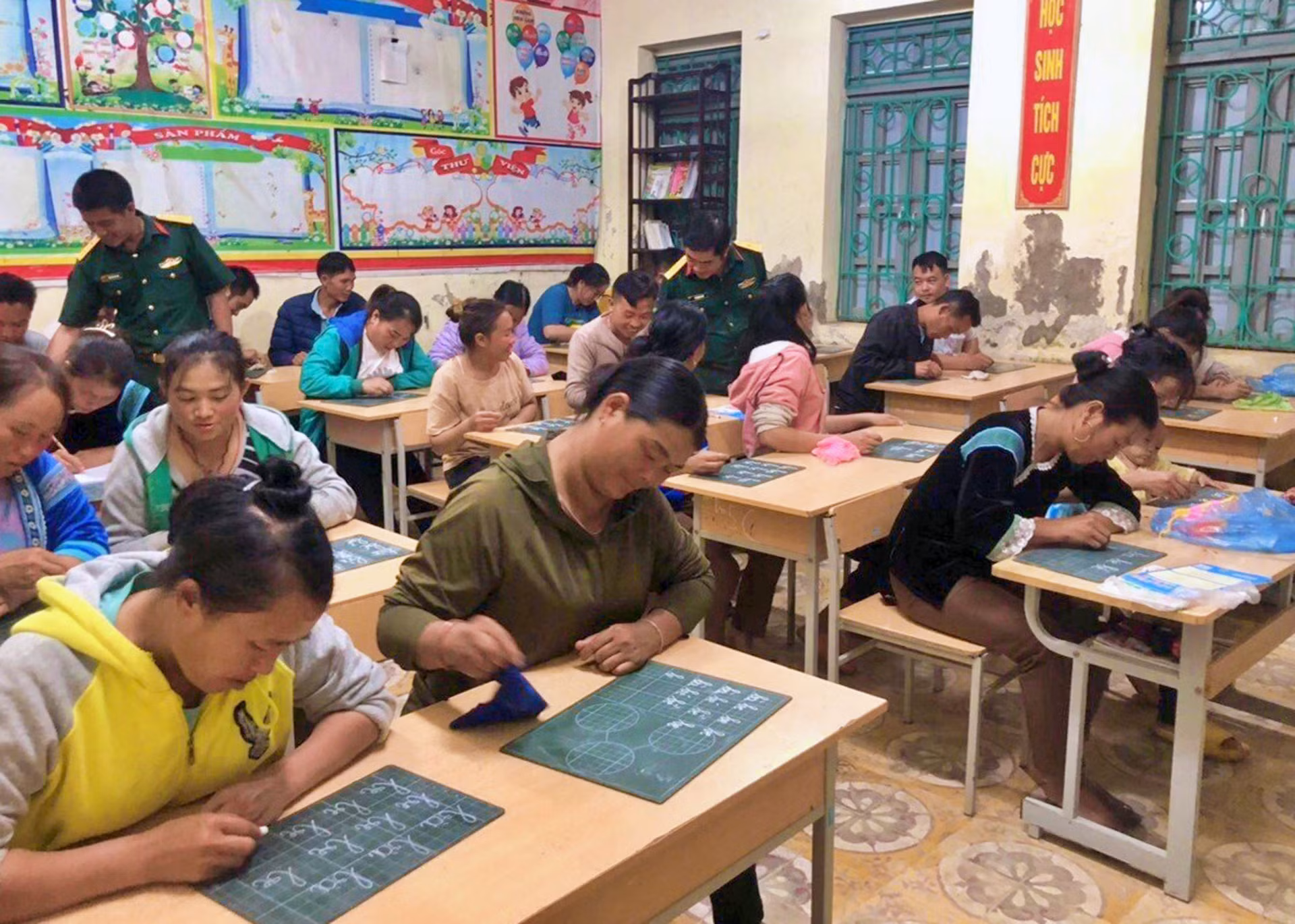 Một lớp học xóa mù chữ ở bản U Ní Chải, xã Dào San, huyện Phong Thổ, Lai Châu. (Ảnh: THÚY HỒNG)