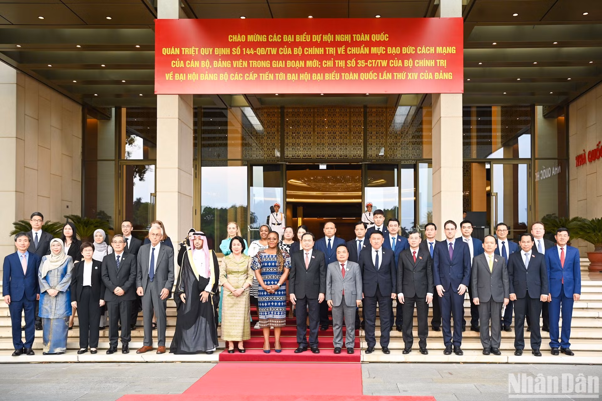 Chủ tịch Quốc hội Trần Thanh Mẫn chụp ảnh lưu niệm với các đại biểu tại cuộc tiếp.
