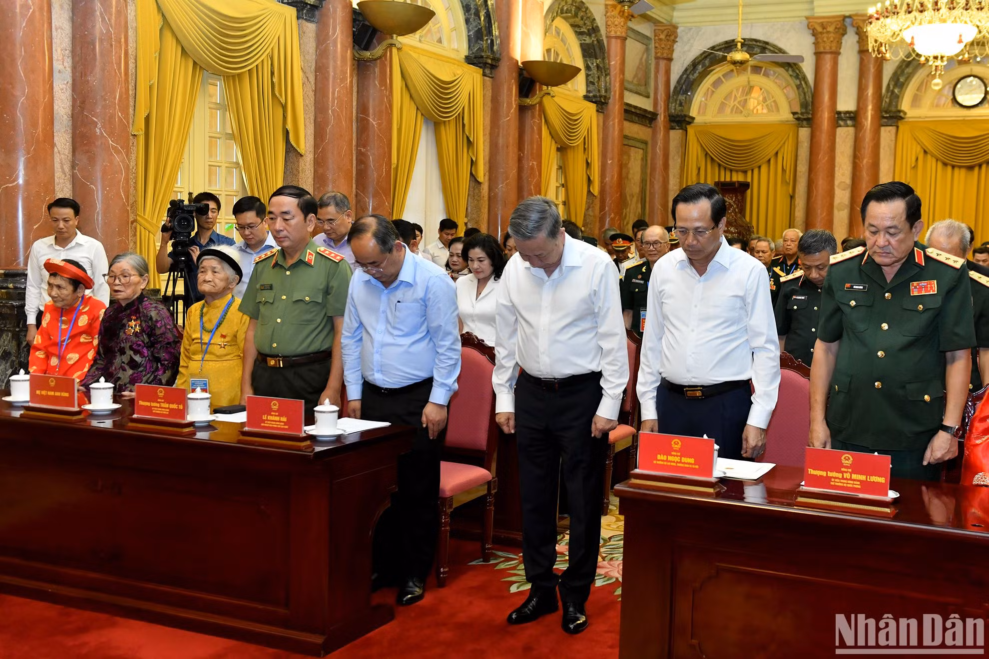 Chủ tịch nước Tô Lâm và các đại biểu thực hiện nghi thức tưởng niệm Tổng Bí thư Nguyễn Phú Trọng vừa từ trần.