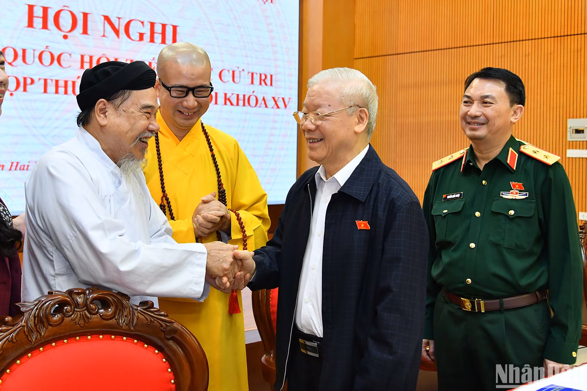 Tổng Bí thư Nguyễn Phú Trọng với cử tri là chức sắc các tôn giáo. Tổng Bí thư Nguyễn Phú Trọng với cử tri là chức sắc các tôn giáo.
