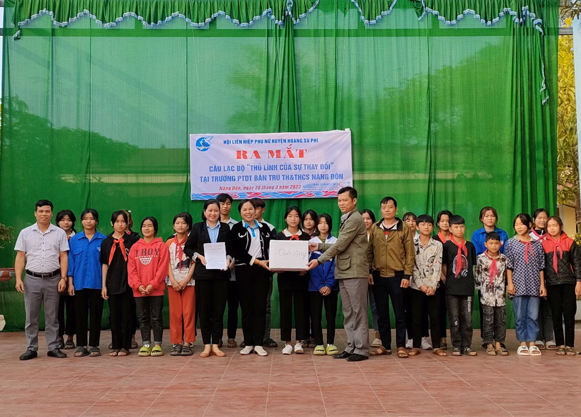 Lễ ra mắt Câu lạc bộ “Thủ lĩnh của sự thay đổi” tại Trường phổ thông dân tộc bán trú tiểu học và trung học cơ sở Nàng Đôn, huyện Hoàng Su Phì, tỉnh Hà Giang. (Ảnh: DẦN THƯƠNG)