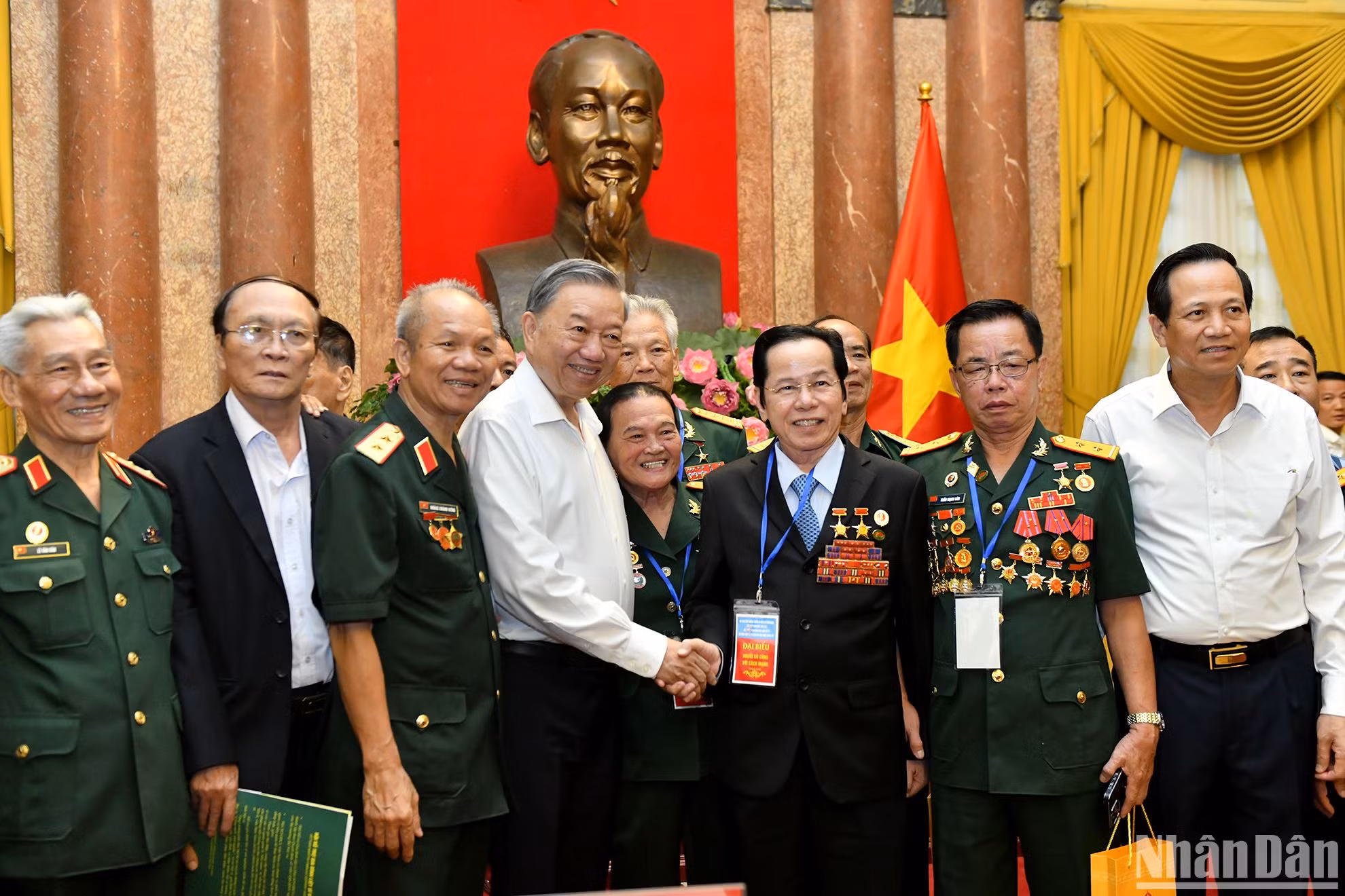 Chủ tịch nước Tô Lâm với các đại biểu tham dự buổi gặp.