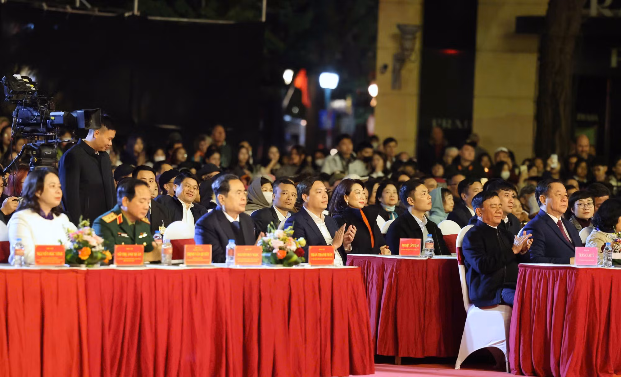 Chủ tịch Quốc hội Trần Thanh Mẫn, Thường trực Ban Bí thư Trần Cẩm Tú và các đại biểu dự chương trình. Chủ tịch Quốc hội Trần Thanh Mẫn, Thường trực Ban Bí thư Trần Cẩm Tú và các đại biểu dự chương trình.