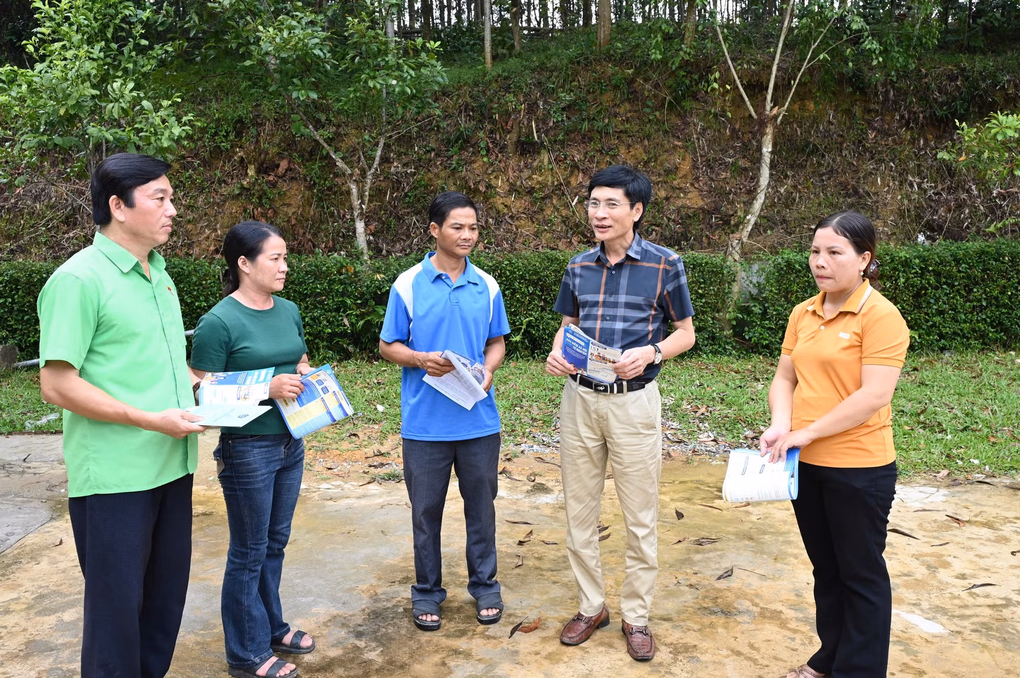 Cán bộ bảo hiểm xã hội và Hội Nông dân Hương Khê đến từng ngõ, gõ cửa từng nhà tuyên truyền chính sách an sinh xã hội.