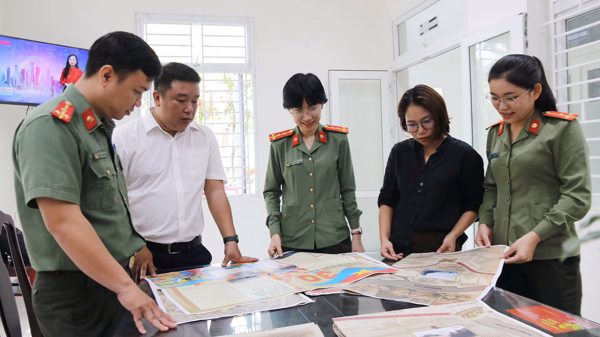 Khoảng 1.000 bản phụ san đặc biệt kỷ niệm 50 năm Ngày Giải phóng miền nam, thống nhất đất nước được trao tặng đến độc giả trên địa bàn tỉnh Quảng Nam trong sáng 29/4. Khoảng 1.000 bản phụ san đặc biệt kỷ niệm 50 năm Ngày Giải phóng miền nam, thống nhất đất nước được trao tặng đến độc giả trên địa bàn tỉnh Quảng Nam trong sáng 29/4.