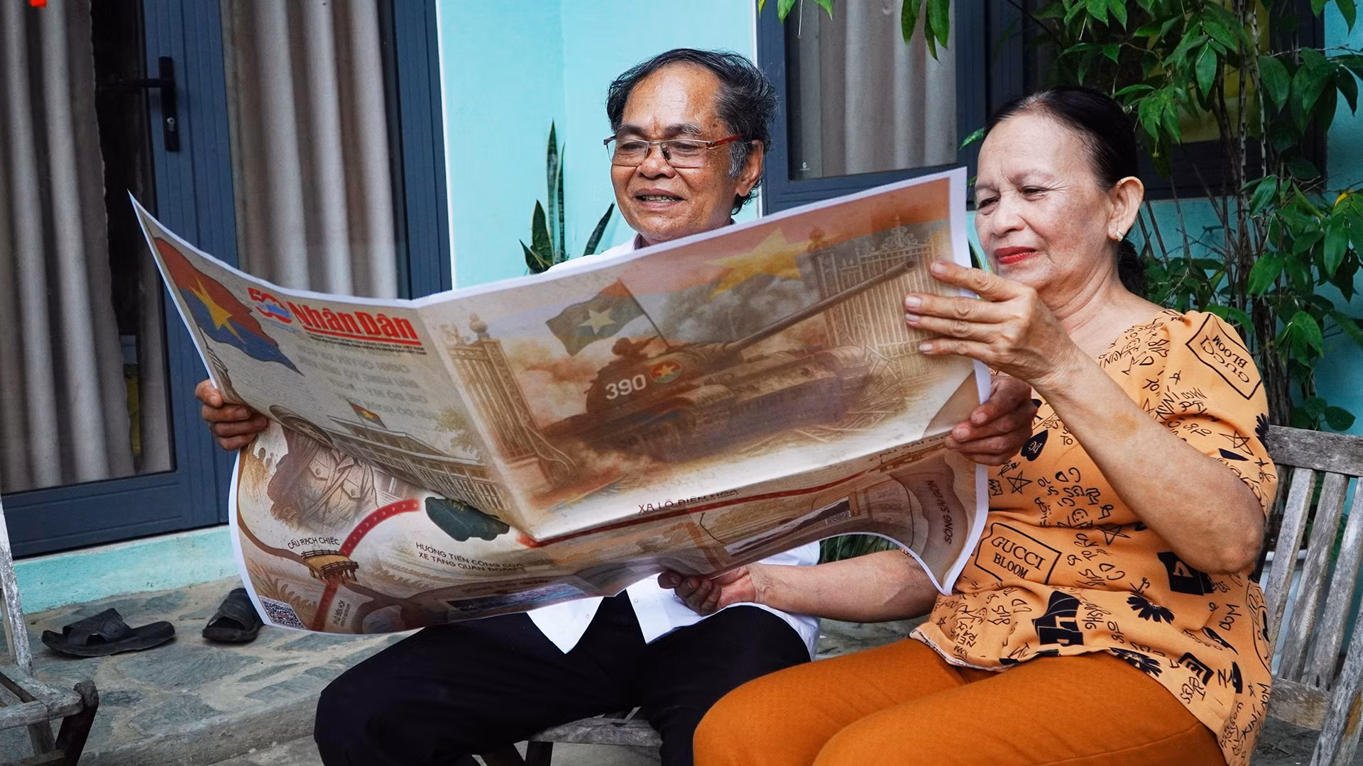 Hiện tại ông Hồ Ngọc Biên sống cùng người vợ có hơn 35 năm tham gia công tác giảng dạy với nhiều năm liên tiếp đạt danh hiệu Chiến sĩ thi đua.