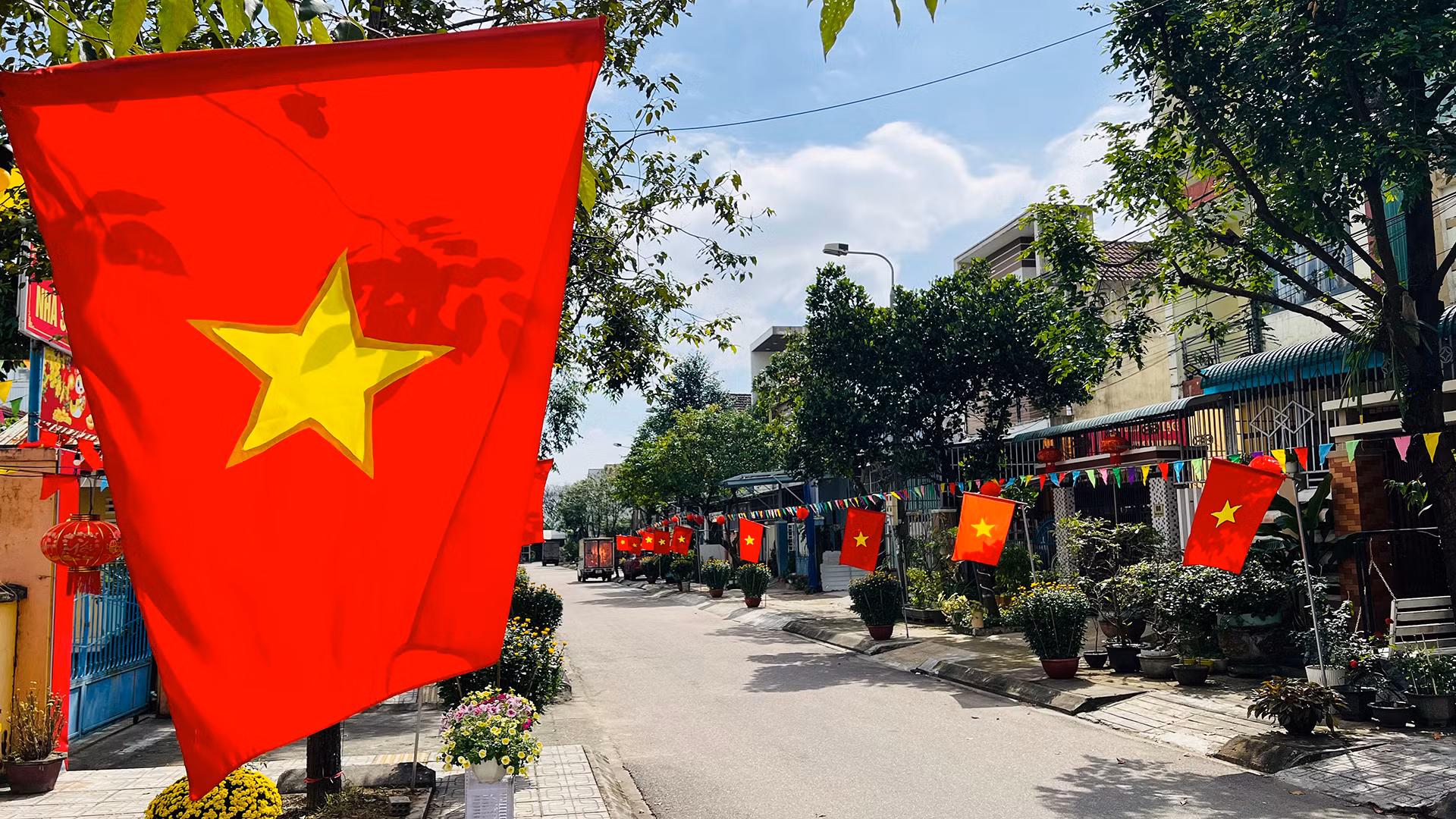 Tuyến đường Đinh Công Tráng (phường Hòa Hương) rực rỡ cờ hoa để chào đón năm mới.