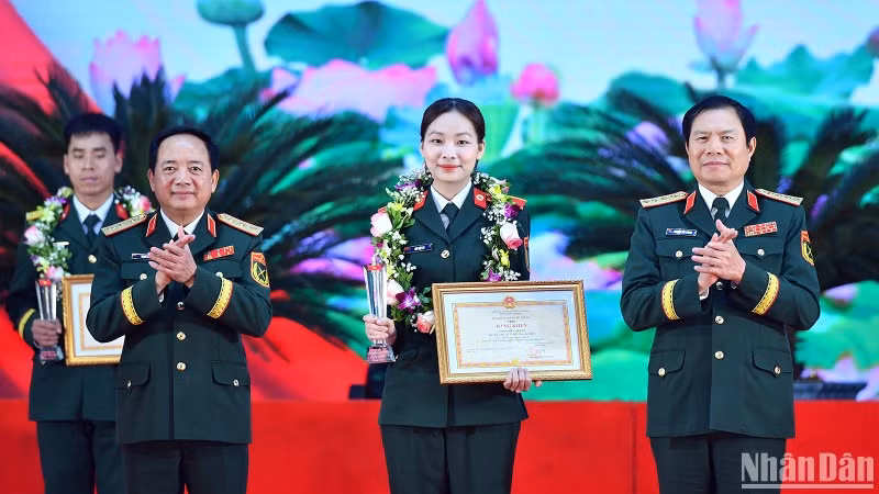 Thượng tướng Trịnh Văn Quyết, Đại tướng Nguyễn Tân Cương (thứ nhất và thứ 3 từ trái sang) trao Bằng khen Thượng sĩ Bùi Việt Hà, Gương mặt trẻ tiêu biểu toàn quân năm 2024 tại chương trình.