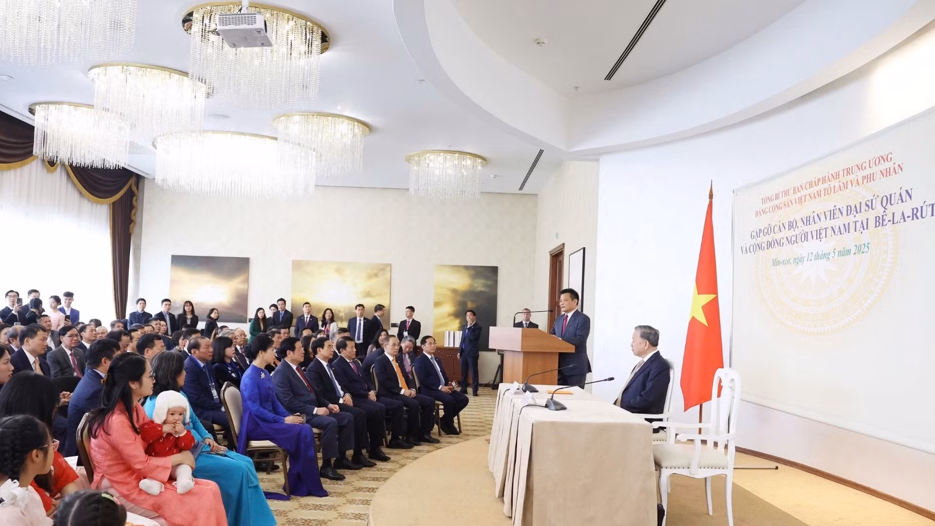 Tổng Bí thư Tô Lâm nói chuyện thân mật với cán bộ, nhân viên Đại sứ quán và đại diện cộng đồng người Việt tại Belarus. (Ảnh: Thống Nhất/TTXVN)