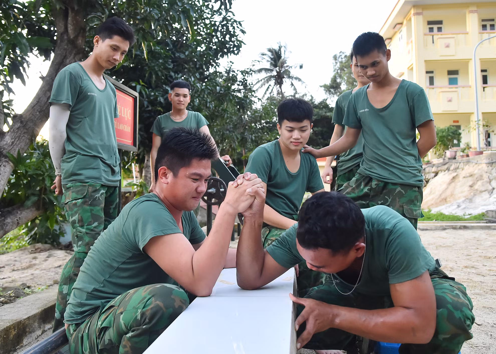 Những buổi chiều tập thể thao ở sân đồn, những lúc tham gia hoạt động từ thiện, các hoạt động hướng về biển đào, làm sạch môi trường biển và đại dương; tham gia chương trình “Cùng hành động để bảo tồn thiên nhiên, điều hòa khí hậu, giảm thiểu ô nhiễm”, những lúc giúp đỡ gia đình có hoàn cảnh khó khăn là những giây phút nghỉ ngơi thoải mái nhất. Để sau đó, mỗi ngày các anh lại vững tay súng làm nhiệm vụ bảo vệ biên cương. Những buổi chiều tập thể thao ở sân đồn, những lúc tham gia hoạt động từ thiện, các hoạt động hướng về biển đào, làm sạch môi trường biển và đại dương; tham gia chương trình “Cùng hành động để bảo tồn thiên nhiên, điều hòa khí hậu, giảm thiểu ô nhiễm”, những lúc giúp đỡ gia đình có hoàn cảnh khó khăn là những giây phút nghỉ ngơi thoải mái nhất. Để sau đó, mỗi ngày các anh lại vững tay súng làm nhiệm vụ bảo vệ biên cương.