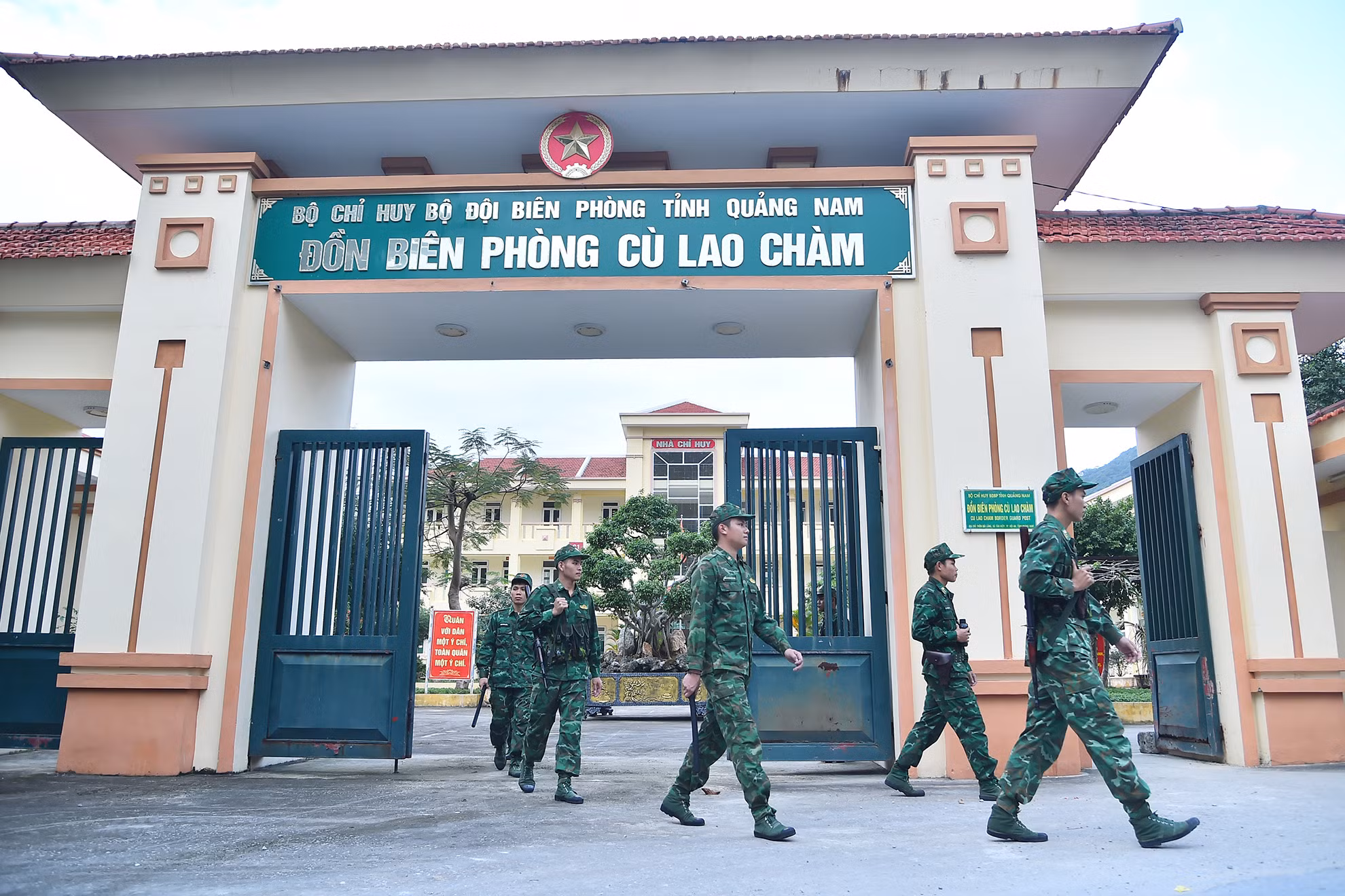 Cán bộ, chiến sĩ Đồn biên phòng Cù Lao Chàm gắn bó máu thịt với nhân dân, không ngừng phấn đấu vươn lên hoàn thành tốt nhiệm vụ được giao; phối hợp, hiệp đồng với các lực lượng, các ngành và địa phương, xử lý tốt các tình huống về quốc phòng, an ninh và các vấn đề xảy ra không để xảy ra điểm nóng trên địa bàn, xây dựng đảo ngày càng giàu mạnh, phát triển. Cán bộ, chiến sĩ Đồn biên phòng Cù Lao Chàm gắn bó máu thịt với nhân dân, không ngừng phấn đấu vươn lên hoàn thành tốt nhiệm vụ được giao; phối hợp, hiệp đồng với các lực lượng, các ngành và địa phương, xử lý tốt các tình huống về quốc phòng, an ninh và các vấn đề xảy ra không để xảy ra điểm nóng trên địa bàn, xây dựng đảo ngày càng giàu mạnh, phát triển.