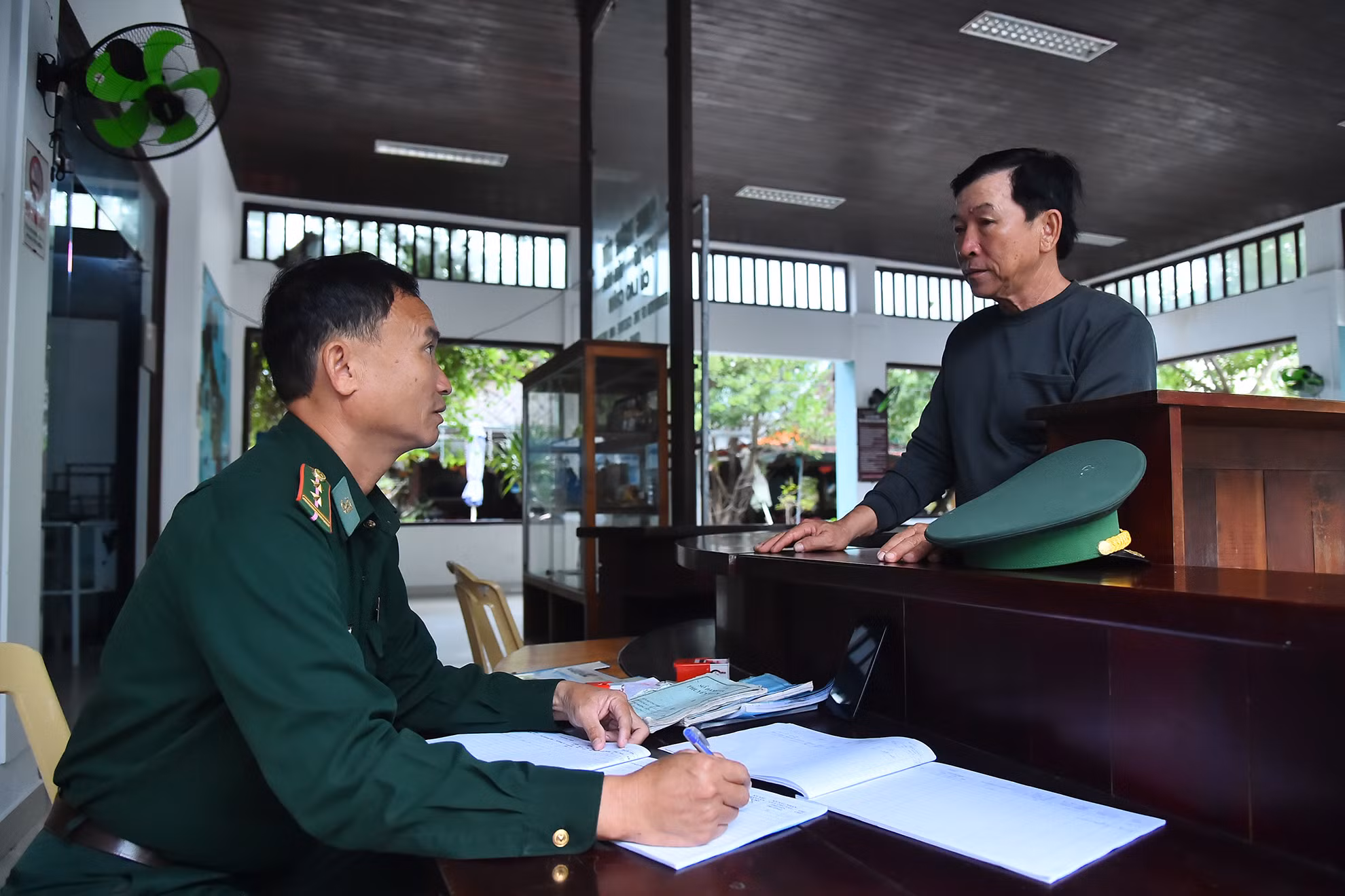 Để bảo đảm an toàn tuyệt đối cho khách du lịch khi ra, vào đảo, Trạm kiểm soát Biên phòng Cù Lao Chàm phối hợp với các lực lượng chức năng tại cảng quản lý chặt chẽ phương tiện ra, vào bến. Trong đó, tập trung kiểm tra nghiêm ngặt độ an toàn; các chứng chỉ, giấy phép của người điều khiển, giấy đăng kiểm của phương tiện. Để bảo đảm an toàn tuyệt đối cho khách du lịch khi ra, vào đảo, Trạm kiểm soát Biên phòng Cù Lao Chàm phối hợp với các lực lượng chức năng tại cảng quản lý chặt chẽ phương tiện ra, vào bến. Trong đó, tập trung kiểm tra nghiêm ngặt độ an toàn; các chứng chỉ, giấy phép của người điều khiển, giấy đăng kiểm của phương tiện.