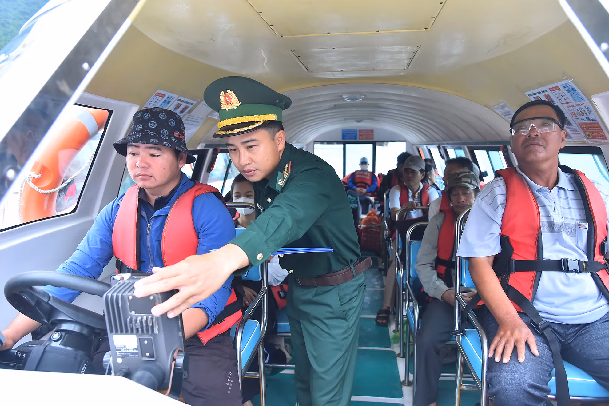 Ngoài việc bảo đảm về yêu cầu kỹ thuật, các phương tiện phải có đầy đủ áo phao cho hành khách, có đủ số lượng phao bè, phao tròn theo quy định trang thiết bị cứu sinh cho số người đi trên tàu trước khi phương tiện xuất bến... Ngoài việc bảo đảm về yêu cầu kỹ thuật, các phương tiện phải có đầy đủ áo phao cho hành khách, có đủ số lượng phao bè, phao tròn theo quy định trang thiết bị cứu sinh cho số người đi trên tàu trước khi phương tiện xuất bến...