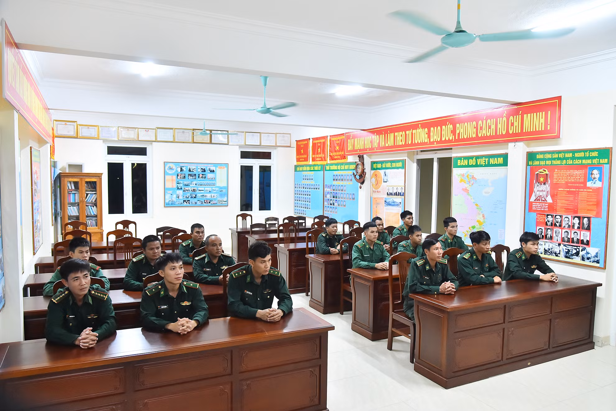 Việc đọc báo in và xem chương trình Thời sự của Đài Truyền hình Việt Nam là một trong 11 chế độ quy định thực hiện hằng ngày ở tất cả các đơn vị trong toàn quân. Đây cũng là nhu cầu thiết thực, trở thành món ăn tinh thần của cán bộ, chiến sĩ. Sau bữa tối, 19 giờ là lúc toàn đơn vị tập trung tại hội trường lớn xem Thời sự, cập nhật những tin tức trong nước và quốc tế diễn ra trong 24 giờ qua. Việc đọc báo in và xem chương trình Thời sự của Đài Truyền hình Việt Nam là một trong 11 chế độ quy định thực hiện hằng ngày ở tất cả các đơn vị trong toàn quân. Đây cũng là nhu cầu thiết thực, trở thành món ăn tinh thần của cán bộ, chiến sĩ. Sau bữa tối, 19 giờ là lúc toàn đơn vị tập trung tại hội trường lớn xem Thời sự, cập nhật những tin tức trong nước và quốc tế diễn ra trong 24 giờ qua.