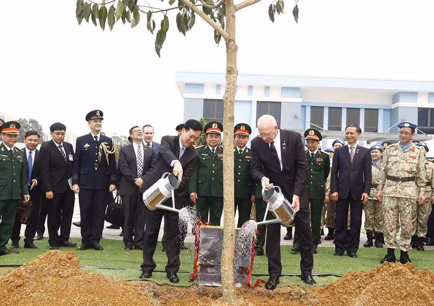 Chủ tịch nước Võ Văn Thưởng và Toàn quyền Australia David Hurley trồng cây lưu niệm tại khuôn viên trụ sở Cục Gìn giữ hòa bình Việt Nam. (Ảnh: TTXVN) Chủ tịch nước Võ Văn Thưởng và Toàn quyền Australia David Hurley trồng cây lưu niệm tại khuôn viên trụ sở Cục Gìn giữ hòa bình Việt Nam. (Ảnh: TTXVN)