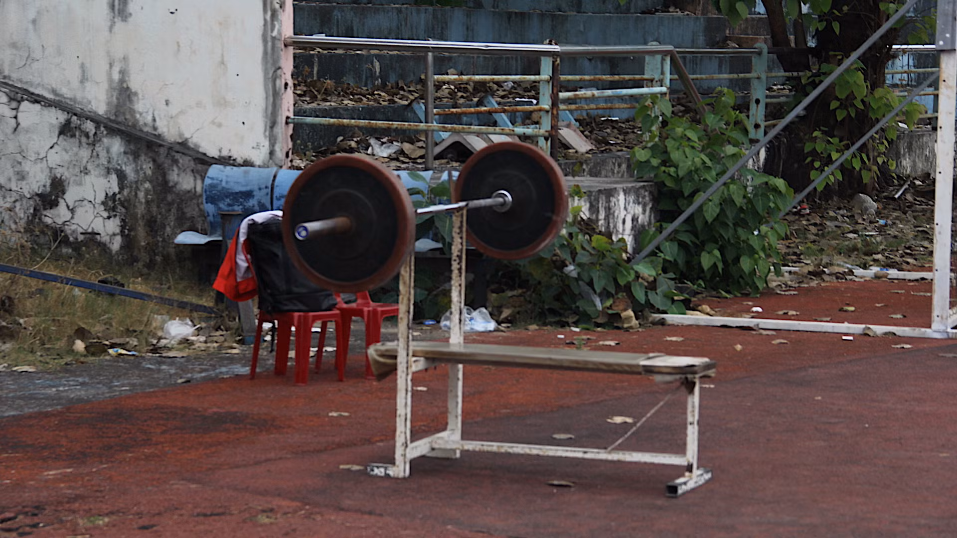 Các vận động viên vẫn mượn nhờ sân này để luyện tập mỗi ngày. Các vận động viên vẫn mượn nhờ sân này để luyện tập mỗi ngày.