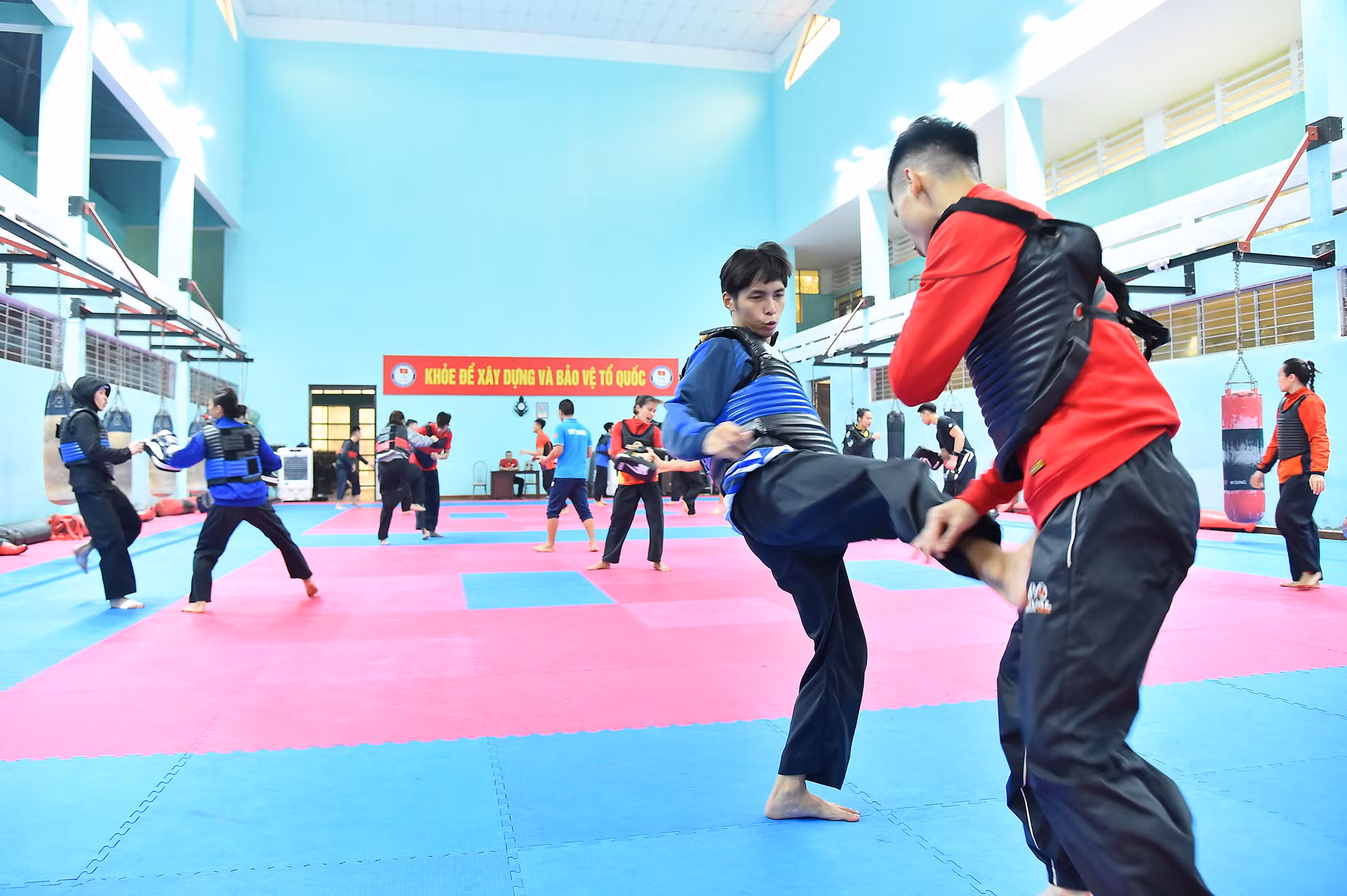 So với đội hình tham dự SEA Games 31, năm nay đội tuyển chỉ còn 4 vận động viên được coi là kỳ cựu, phần còn lại là lần đầu tham dự một kỳ Đại hội Thể thao Đông Nam Á. So với đội hình tham dự SEA Games 31, năm nay đội tuyển chỉ còn 4 vận động viên được coi là kỳ cựu, phần còn lại là lần đầu tham dự một kỳ Đại hội Thể thao Đông Nam Á.