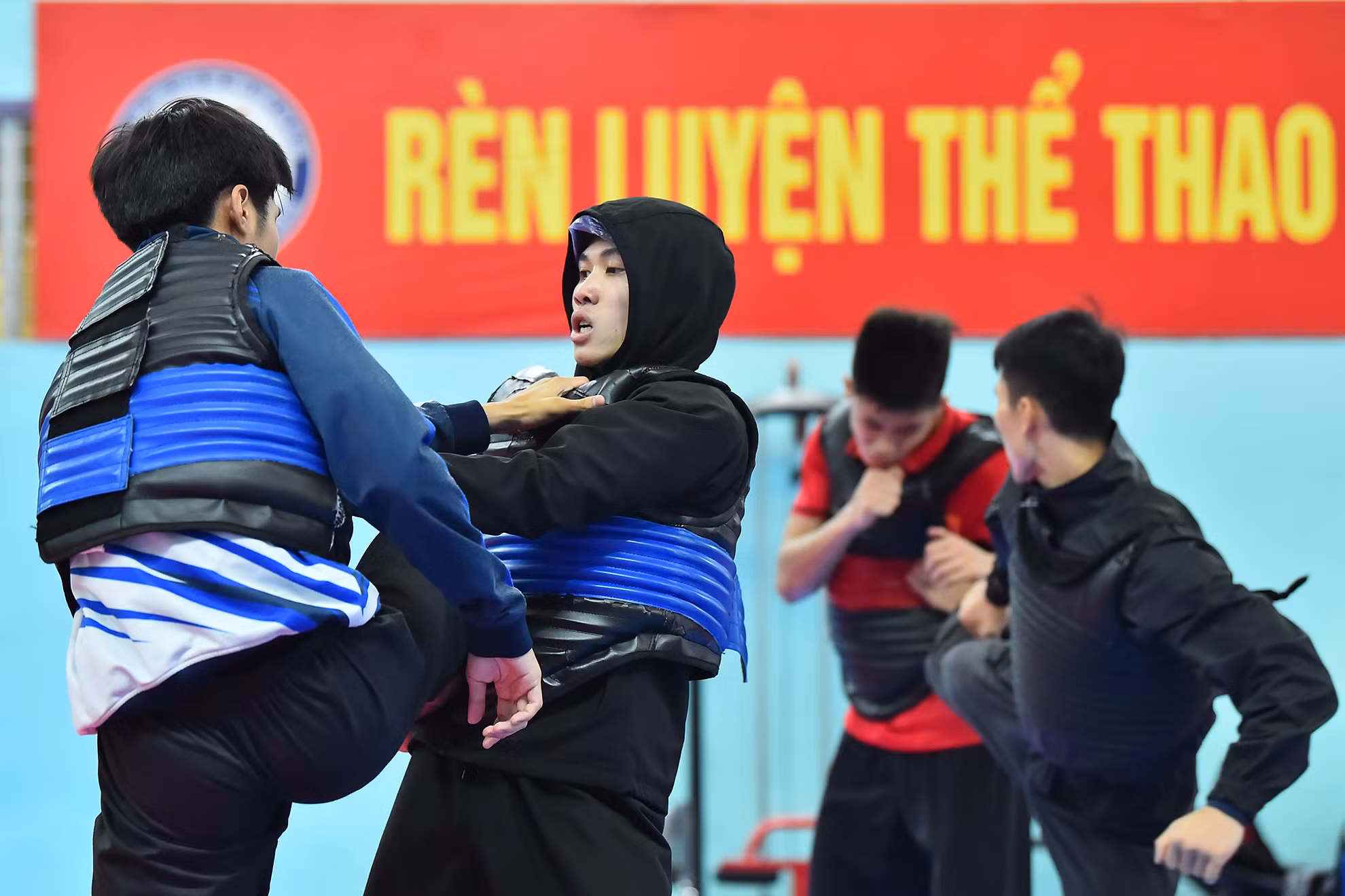 Một trong những thay đổi lớn của luật Pencak Silat ở nội dung Tanding là việc các vận động viên chỉ được dùng 1 tay để quật ngã đối thủ. Một trong những thay đổi lớn của luật Pencak Silat ở nội dung Tanding là việc các vận động viên chỉ được dùng 1 tay để quật ngã đối thủ.