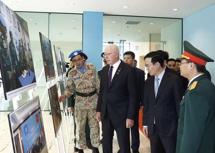 Chủ tịch nước Võ Văn Thưởng và Toàn quyền Australia David Hurley xem trưng bày ảnh giới thiệu các hoạt động của lực lượng gìn giữ hòa bình Việt Nam. (Ảnh: TTXVN) Chủ tịch nước Võ Văn Thưởng và Toàn quyền Australia David Hurley xem trưng bày ảnh giới thiệu các hoạt động của lực lượng gìn giữ hòa bình Việt Nam. (Ảnh: TTXVN)