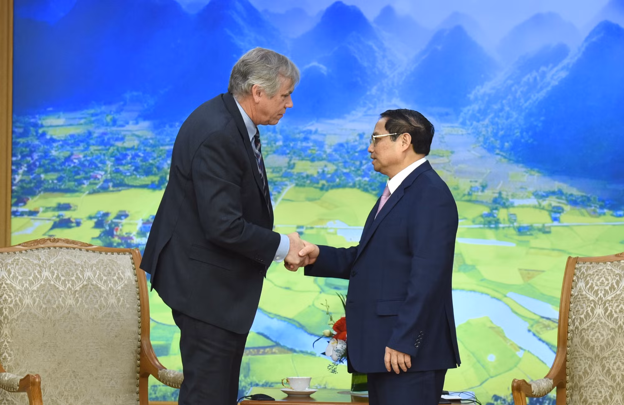 Thủ tướng Phạm Minh Chính tiễn Thượng nghị sĩ bang Oregon Jeff Merkley. Thủ tướng Phạm Minh Chính tiễn Thượng nghị sĩ bang Oregon Jeff Merkley.