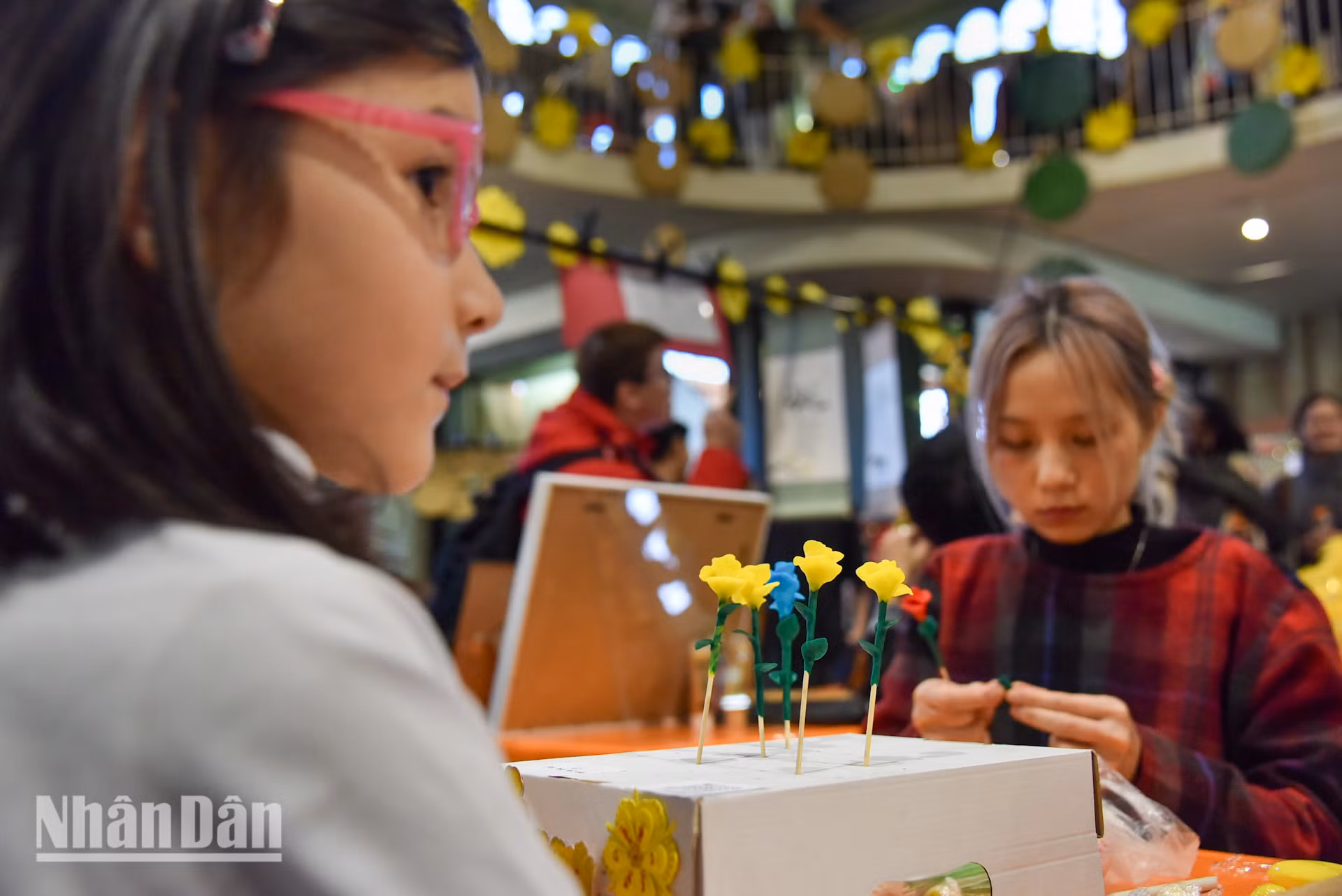 Trẻ em mải mê ngắm người thợ làm tò he “biến hóa” những cục bột màu nhỏ xinh gắn vào những chiếc que tre mộc mạc thành nhiều hình thù sống động, ngộ nghĩnh. Cầm trên tay, lũ trẻ vừa ngắm nghía, vừa hít hà hương vị bột nếp phảng phất.