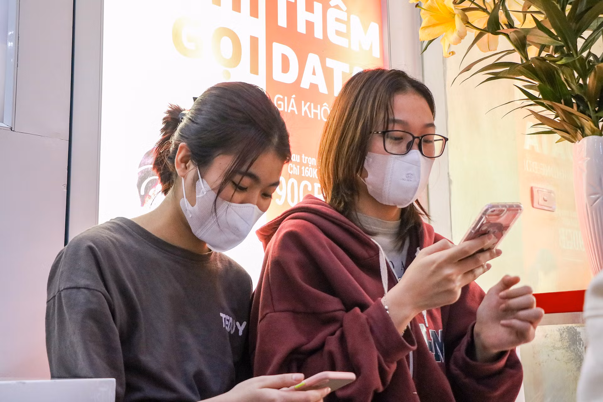 Bạn Ngọc (Đống Đa, Hà Nội) chia sẻ: “Em đã nhận được thông báo từ nhà mạng vào mấy ngày trước, nhưng vì vướng lịch học nên hôm nay em mới có thể tới đây để hoàn thiện thủ tục chuẩn hóa thông tin thuê bao của mình".