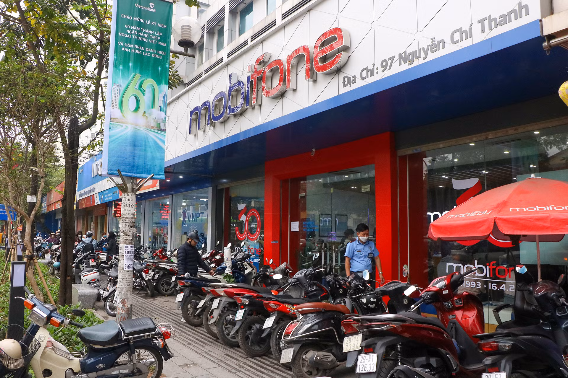 8 giờ 30 phút sáng tại phòng giao dịch của nhà mạng Mobifone (97 Nguyễn Chí Thanh, Hà Nội) ghi nhận rất đông người dân đến làm thủ tục chuẩn hóa thông tin thuê bao.