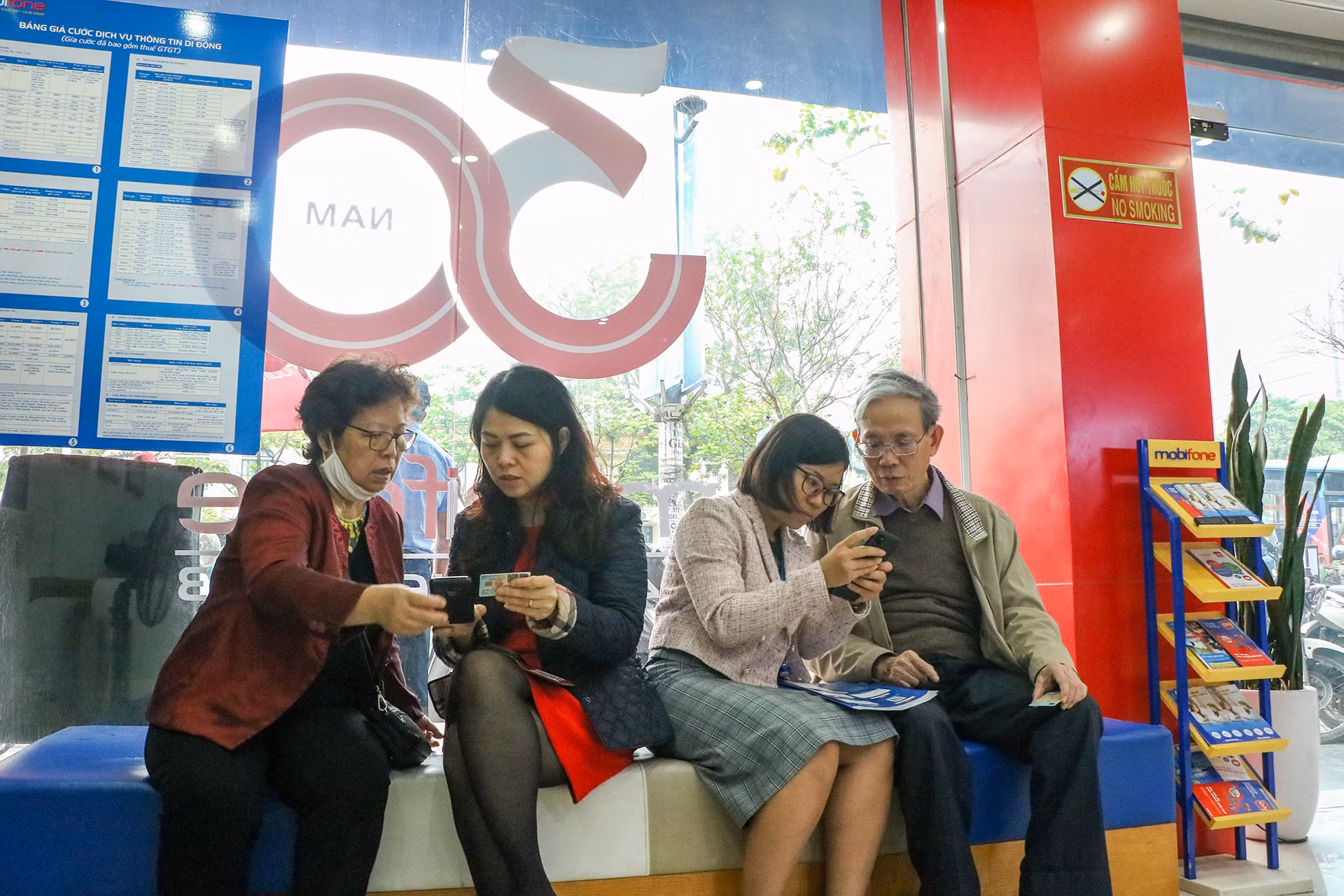 Do lượng khách đông, quầy tiếp khách bị quá tải nên nhân viên phòng giao dịch chủ động hướng dẫn người dân tại ghế chờ.