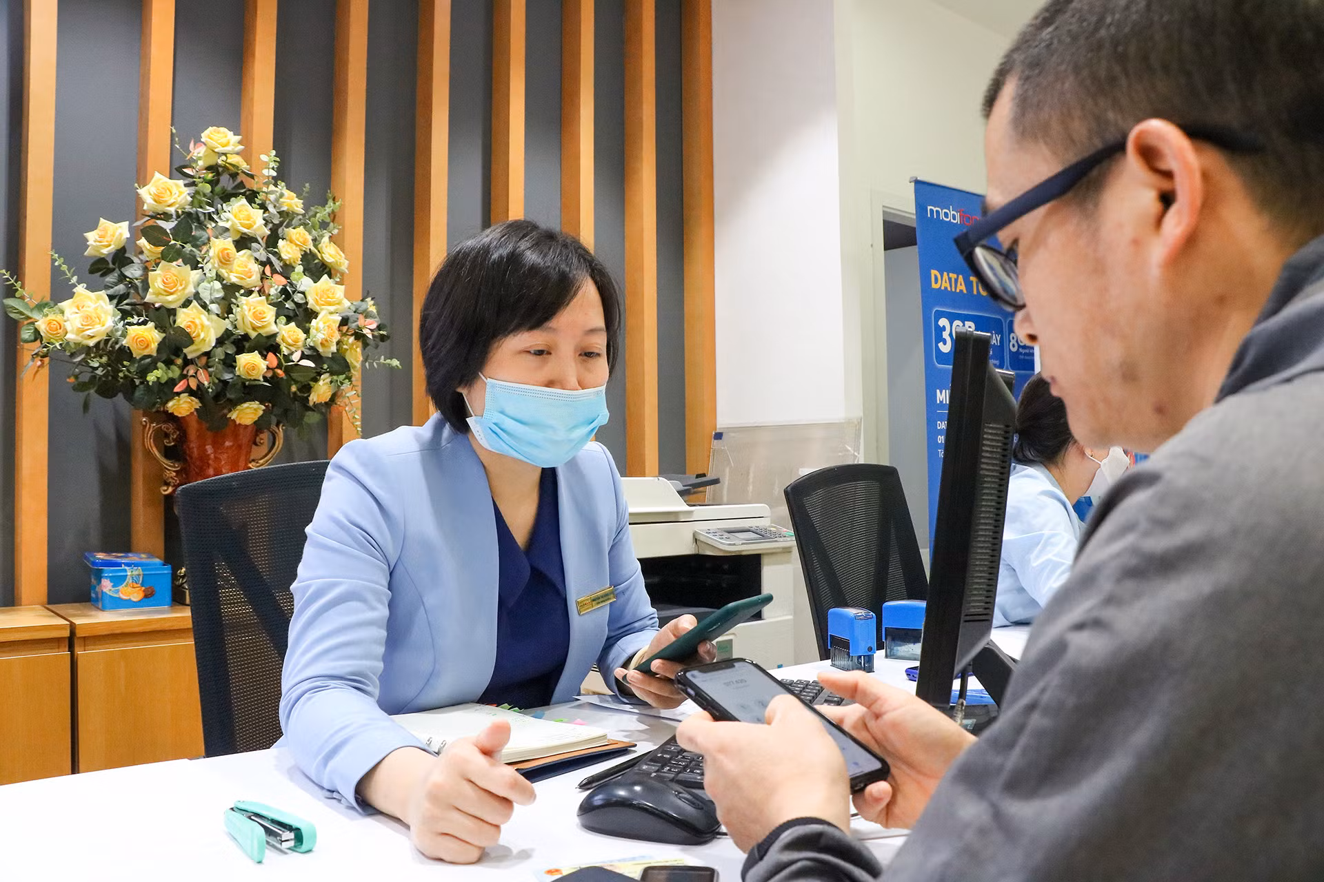 Đại diện cửa hàng Mobifone cho biết: “Dựa theo thông tin thuê bao, hôm nay cửa hàng có thể tiếp đón tới 1.000 lượt khách đến chuẩn hóa dữ liệu.”