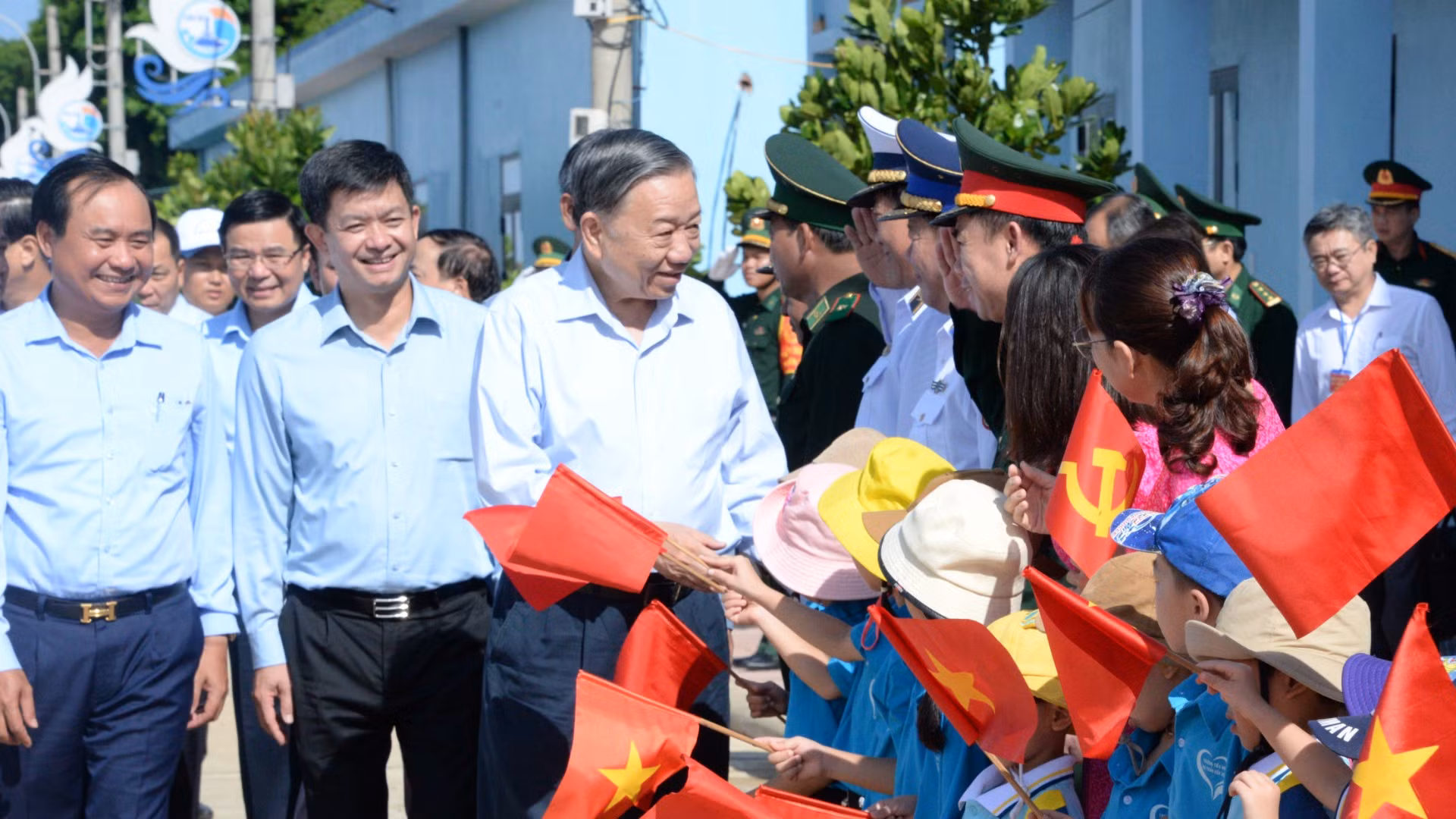 Tổng Bí thư, Chủ tịch nước thăm huyện đảo Cồn Cỏ. Tổng Bí thư, Chủ tịch nước thăm huyện đảo Cồn Cỏ.