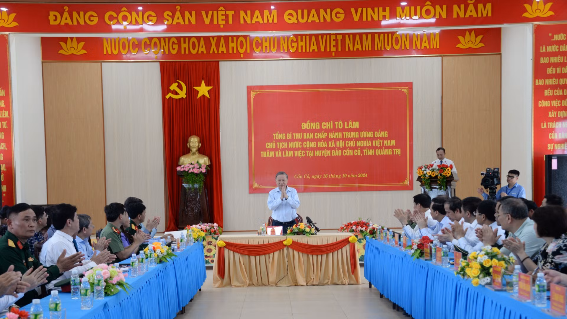 Tổng Bí thư, Chủ tịch nước Tô Lâm gặp gỡ cán bộ, chiến sĩ người dân Cồn Cỏ. Tổng Bí thư, Chủ tịch nước Tô Lâm gặp gỡ cán bộ, chiến sĩ người dân Cồn Cỏ.