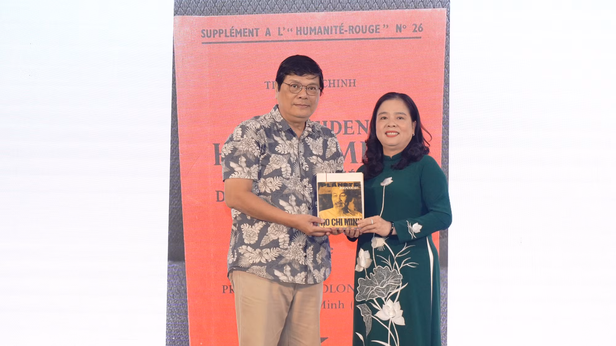 Ông Trần Hữu Phúc Tiến, thay mặt ông Philippe Chaplain tặng tài liệu cho Bảo tàng Hồ Chí Minh - chi nhánh Thành phố Hồ Chí Minh là các sách về Chủ tịch Hồ Chí Minh bằng tiếng Pháp, trong đó có Lời Di chúc của Chủ tịch Hồ Chí Minh; Lời kêu gọi và Điếu văn của Ban chấp hành Trung ương Đảng lao động Việt Nam bằng tiếng Pháp và tiếng Việt, xuất bản năm 1969 sau khi Chủ tịch Hồ Chí Minh qua đời. Ông Trần Hữu Phúc Tiến, thay mặt ông Philippe Chaplain tặng tài liệu cho Bảo tàng Hồ Chí Minh - chi nhánh Thành phố Hồ Chí Minh là các sách về Chủ tịch Hồ Chí Minh bằng tiếng Pháp, trong đó có Lời Di chúc của Chủ tịch Hồ Chí Minh; Lời kêu gọi và Điếu văn của Ban chấp hành Trung ương Đảng lao động Việt Nam bằng tiếng Pháp và tiếng Việt, xuất bản năm 1969 sau khi Chủ tịch Hồ Chí Minh qua đời.