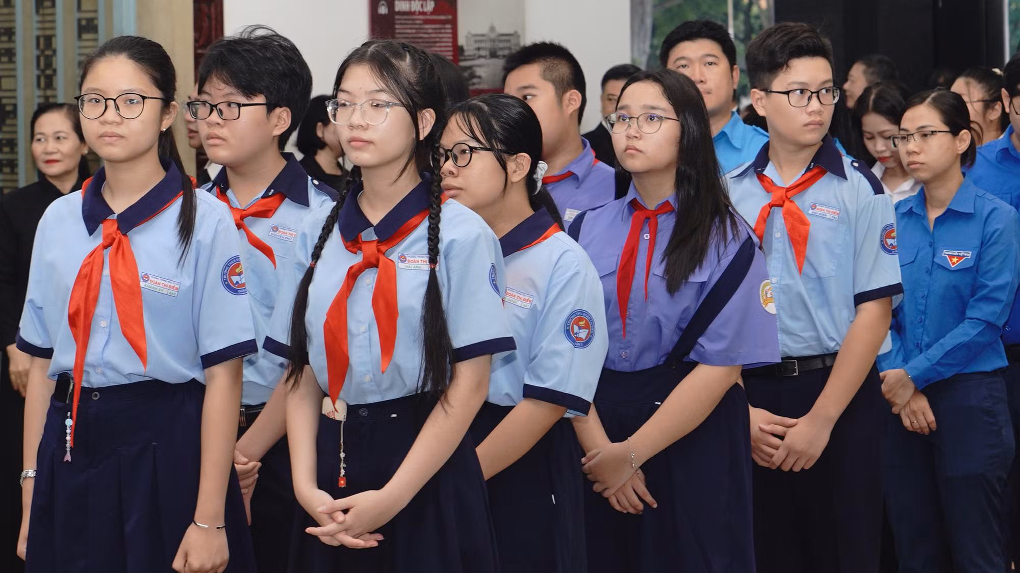 Nhiều đoàn đã đến Hội trường Thống Nhất, quận 1,Thành phố Hồ Chí Minh từ sớm để tiễn biệt nguyên Chủ tịch nước Trần Đức Lương. Tất cả đều không giấu được xúc động. Nhiều đoàn đã đến Hội trường Thống Nhất, quận 1,Thành phố Hồ Chí Minh từ sớm để tiễn biệt nguyên Chủ tịch nước Trần Đức Lương. Tất cả đều không giấu được xúc động.