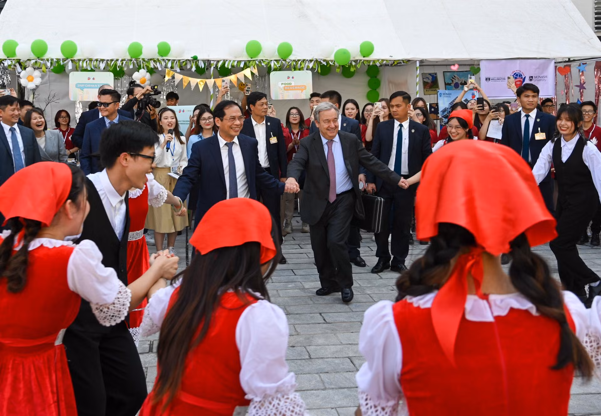 Tổng Thư ký Liên hợp quốc Antonio Guterres và Bộ trưởng Ngoại giao Bùi Thanh Sơn tham gia vào điệu nhảy sôi động của các bạn sinh viên Học viện Ngoại giao.