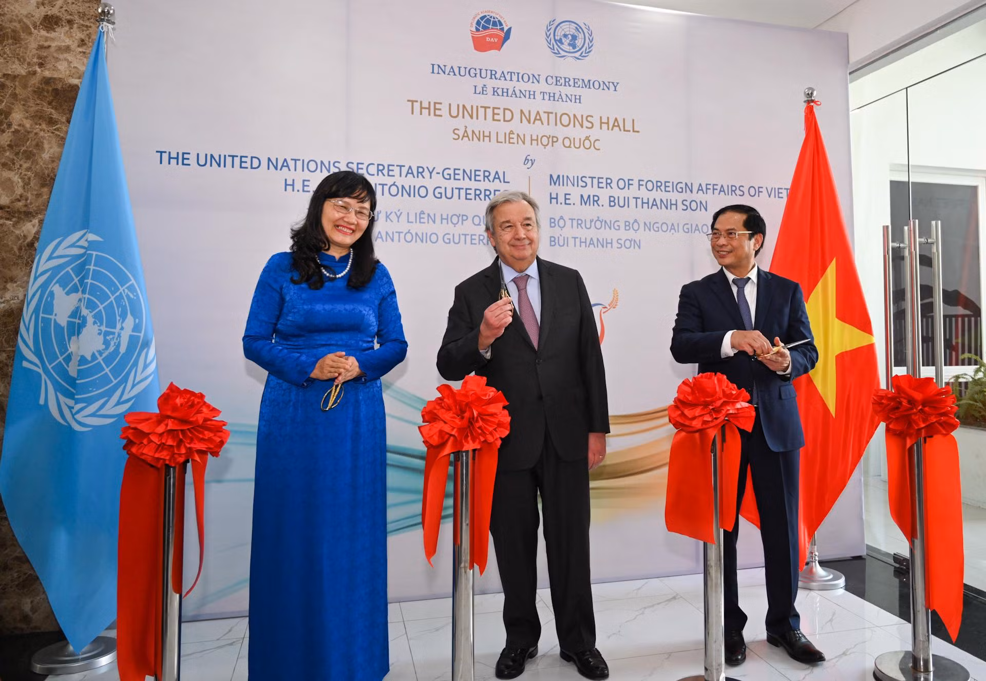 Tổng Thư ký Liên hợp quốc Antonio Guterres và Bộ trưởng Ngoại giao Bùi Thanh Sơn cắt băng khánh thành Sảnh Liên hợp quốc tại Học viện Ngoại giao.